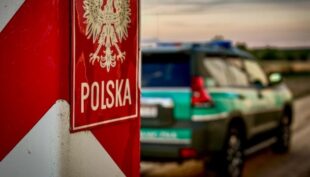 У двох пунктах пропуску на кордоні з Польщею призупинили оформлення фур із вантажем