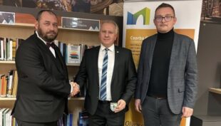 «Українську книжкову поличку» відкрили в угорському місті Печ