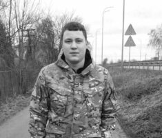 Захищав Україну з 18 років: в Ірпені попрощалися з юним воїном Олександром Юнгом