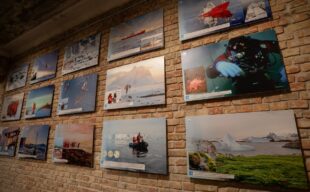 Книгарня «Сенс» передала добірку книг для українських полярників на станцію «Академік Вернадський»