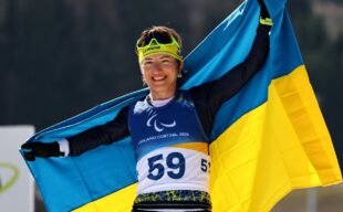 Українській біатлоністці зробили зауваження через сережки «Stop War» на Паралімпіаді-2026