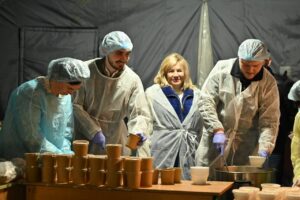 Борщ незламності та капусняк єдності: у Обухові за підтримки Литви приготували 78 тисяч порцій гарячої їжі