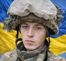 Загинув на Донеччині у 25 років: в Макарові прощаються з Євгеном Новіченком