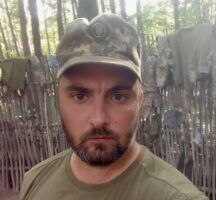 Одинадцять днів боровся за життя після поранення: в Бучі попрощались з Віктором Гаркавенком