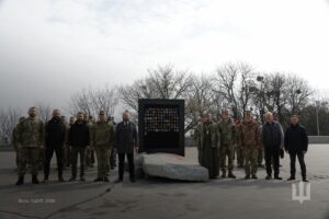 У центрі Києва встановили розламану надвоє плиту з Гостомельського аеропорту