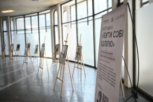 На станції метро «Золоті Ворота» відкрилася фотовиставка про лідерство дівчат і жінок з інвалідністю