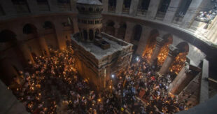 У Єрусалимі зійшов Благодатний вогонь: церемонія відбулася попри війну та обмеження