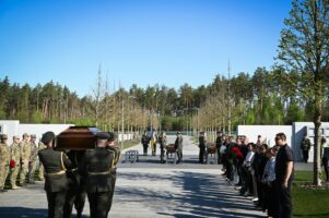 Вісім невідомих воїнів поховали на Національному військовому меморіальному кладовищі