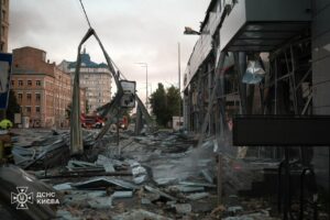 Четверо загиблих, більш ніж пів сотні постраждалих: Київ оговтується після масованого удару росії